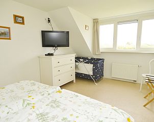 Ruime slaapkamer met kinderbed in Plexat, vakantiehuis in De Cocksdorp, Texel.