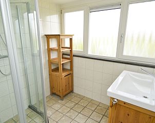 Badkamer met douche in Plexat, vakantiehuis in De Cocksdorp, Texel voor comfort en gemak.