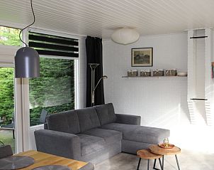 Moderne woonkamer in Bungalow Tamarisk 164 - Bartje, De Cocksdorp, Texel met comfortabele zithoek.