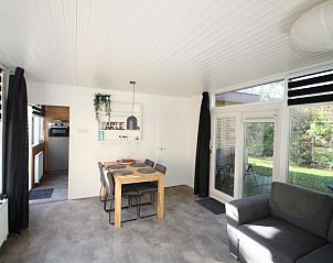 Eetruimte van Bungalow Tamarisk 164 - Bartje in De Cocksdorp, Texel met uitzicht op de tuin.