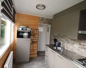 Ruime keuken in Bungalow Tamarisk 164 - Bartje, De Cocksdorp, Texel met uitzicht op de tuin.