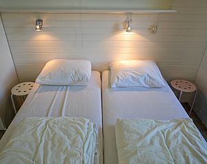 Knusse slaapkamer in Bungalow Tamarisk 164 - Bartje, De Cocksdorp, Texel met comfortabele bedden.