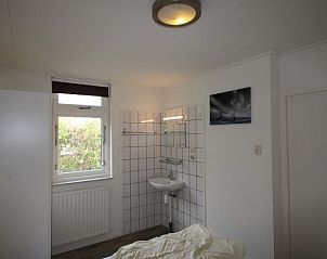 Badkamer in Bungalow Tamarisk 164 - Bartje, De Cocksdorp, Texel met moderne voorzieningen.