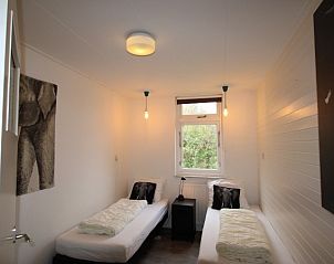 Tweede slaapkamer in Bungalow Tamarisk 164 - Bartje, De Cocksdorp, Texel met uitzicht op de natuur.