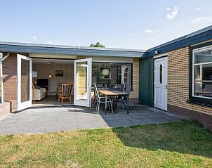Veranda des Bungalows Tamarisk 206 in De Cocksdorp, Texel mit Flgeltren zum Garten.