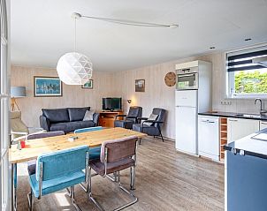 Gerumiges Wohnzimmer des Ferienhauses Bungalow Tamarisk 206 in De Cocksdorp, Texel mit gemtlicher Sitzecke.
