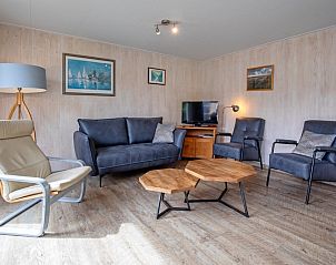 Gemtlicher Wohnraum im Bungalow Tamarisk 206, Ferienhaus auf Texel mit grozgiger Sitzgelegenheit.