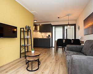 Gezellige woonkamer van Vakantiehuis 34A in De Cocksdorp, Texel met moderne inrichting.