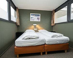 Comfortabele slaapkamer in Vakantiehuis 34A, De Cocksdorp, Texel met tweepersoonsbed.