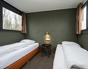 Ruime slaapkamer met twee eenpersoonsbedden in Vakantiehuis 34A, De Cocksdorp, Texel.
