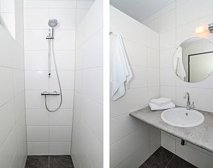 Stijlvolle badkamer in Vakantiehuis 34A, De Cocksdorp, Texel met moderne douche en wastafel.