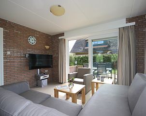 Gezellige woonkamer van Bungalow De Witte Hoek 6 Pers. in De Cocksdorp, Texel met uitzicht op de tuin.