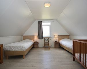Ruime zolderkamer in Bungalow De Witte Hoek 6 Pers. in De Cocksdorp, Texel, met extra bedden.