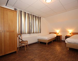 Second bedroom with two single beds in Villa De Witte Hoek conservatory, Texel.