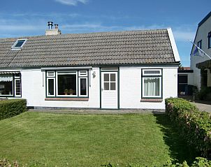 Vorderansicht des Ferienhauses Kikkertstraat 067 in De Cocksdorp, Texel, mit grnem Garten.