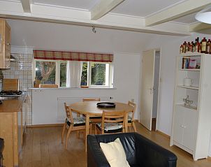 Innenansicht des Ferienhauses Kikkertstraat 067 in De Cocksdorp, Texel, mit Essecke.