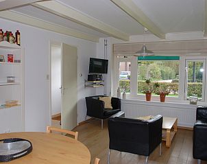 Wohnzimmer von Kikkertstraat 067, Ferienhaus in De Cocksdorp, Texel, mit Blick auf den Garten.