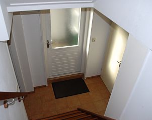 Eingangshalle von Kikkertstraat 067, Ferienhaus in De Cocksdorp, Texel, mit Treppe und Tr.