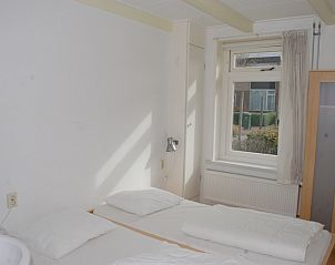 Helles Schlafzimmer in der Kikkertstraat 067, Ferienhaus in De Cocksdorp, Texel, mit zwei Betten.