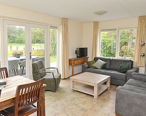 Lichte woonkamer van Vuurtorenwachter vakantiehuis in De Cocksdorp, Texel, met uitzicht op de tuin.