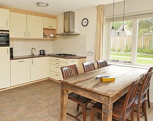 Gezellige keuken en eetkamer in Vuurtorenwachter vakantiehuis op Texel, ideaal voor familiediners.