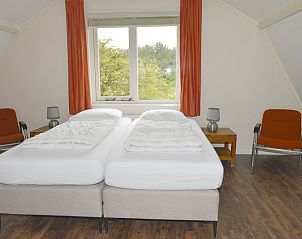 Ruime zolderkamer met tweepersoonsbed in Vuurtorenwachter vakantiehuis, De Cocksdorp, Texel.