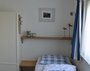 Single bedroom in 9600 - Daalder - Troost vacation home De Cocksdorp Texel with blue and white accents.