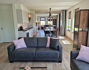 Moderne woonkamer in Familiehuis Smit vakantiehuis in De Cocksdorp Texel met comfortabele zithoek.