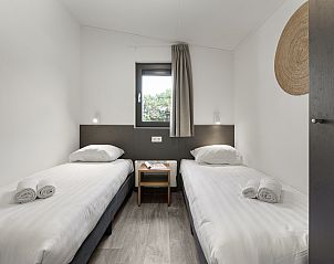 Moderne keuken en eetruimte in Sluftervallei 6-persoons mobile home, De Cocksdorp.