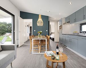 Comfortabele tweepersoons slaapkamer in Sluftervallei mobile home, Texel.