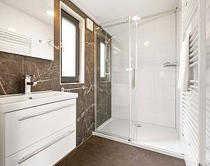 Stapelbedden in kindvriendelijke kamer van Sluftervallei mobile home, Texel.