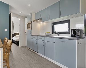 Stijlvolle badkamer met ruime douche in Sluftervallei mobile home, Texel.