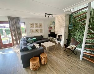 Gezellige woonkamer van Vakantiehuis D 491 in De Cocksdorp, Texel, met comfortabele zithoek en moderne inrichting.