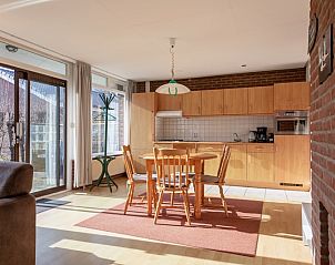 Eethoek en keuken in Vakantiehuis Slufterhoek 168, De Cocksdorp, Texel, ideaal voor familiediners.