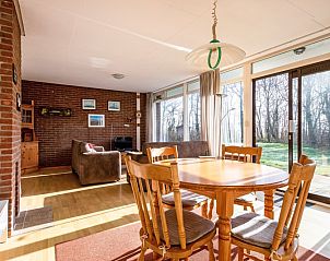 Ruime eetkamer van Vakantiehuis Slufterhoek 168 in De Cocksdorp, Texel met veel lichtinval.