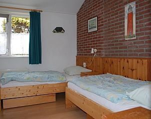 Knusse slaapkamer met twee bedden in Vakantiehuis Slufterhoek 168, De Cocksdorp, Texel.