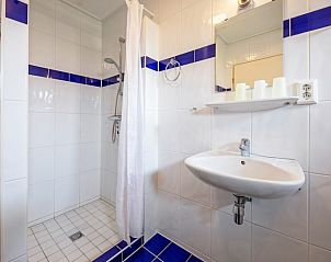 Moderne badkamer met douche in Vakantiehuis Slufterhoek 168, De Cocksdorp, Texel.