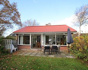 Vakantiehuis Slufterhoek 168 in De Cocksdorp, Texel met uitnodigend terras en groene omgeving.