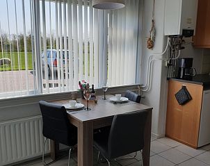 Esstisch am Fenster im Ferienhaus Familie Bouthoorn, Zuid-Eierland, Texel fr stimmungsvolle Mahlzeiten.