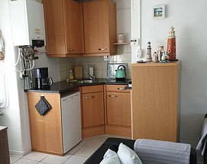 Kompakte Kche im Ferienhaus Familie Bouthoorn, Sd-Eierland, Texel mit modernen Gerten.