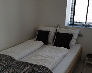 Schlafzimmer mit Doppelbett im Ferienhaus Familie Bouthoorn, Zuid-Eierland, Texel.