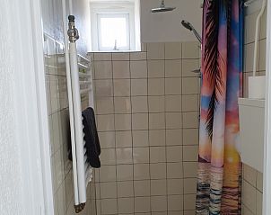 Zweites Badezimmer in den Ferienhusern Familie Bouthoorn, Sd-Eierland, Texel mit Dusche und Fliesen.