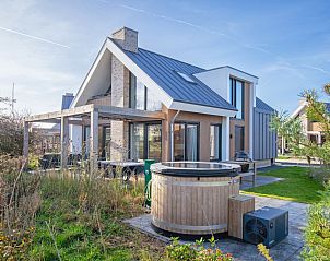 Freistehendes Haus in De Cocksdorp auf Texel, ein Ferienhaus mit moderner Architektur und einer einladenden Terrasse auf dem Lande.