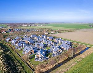 Luftaufnahme eines freistehenden Hauses in De Cocksdorp, Texel, umgeben von grnen Feldern und ruhiger Natur auf den Watteninseln.