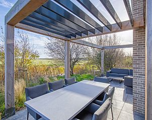 Veranda des freistehenden Hauses in De Cocksdorp, Texel mit Blick auf die Natur der Watteninseln.