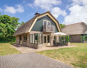 Villa De Witte Hoek in De Cocksdorp, Texel biedt een charmant vakantiehuis met rieten dak en zonnig terras op de Waddeneilanden.