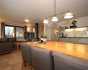 Moderne keuken en eetruimte in Villa De Witte Hoek, De Cocksdorp, Texel. Ideaal vakantiehuis op de Waddeneilanden voor culinaire momenten.
