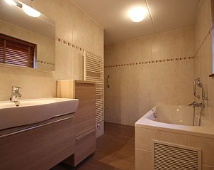 Luxe badkamer met ligbad in Villa De Witte Hoek, De Cocksdorp, Texel. Ontspan in stijl in dit vakantiehuis op de Waddeneilanden.