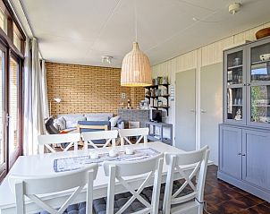 Interieur met eettafel in Vakantiehuis Slufterhoek 088, De Cocksdorp, Texel.