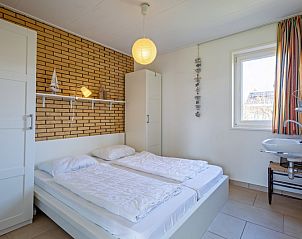 Slaapkamer met tweepersoonsbed in Vakantiehuis Slufterhoek 088, De Cocksdorp, Texel.